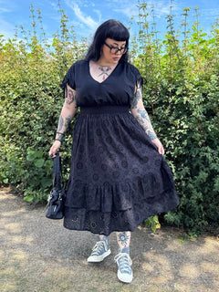 Rhi, 5ft 3in / 161cm - Size E